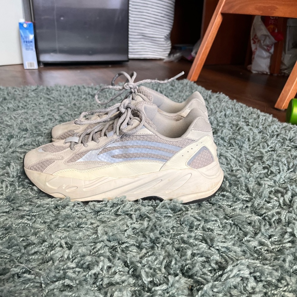 Yeezy 700 V2 static